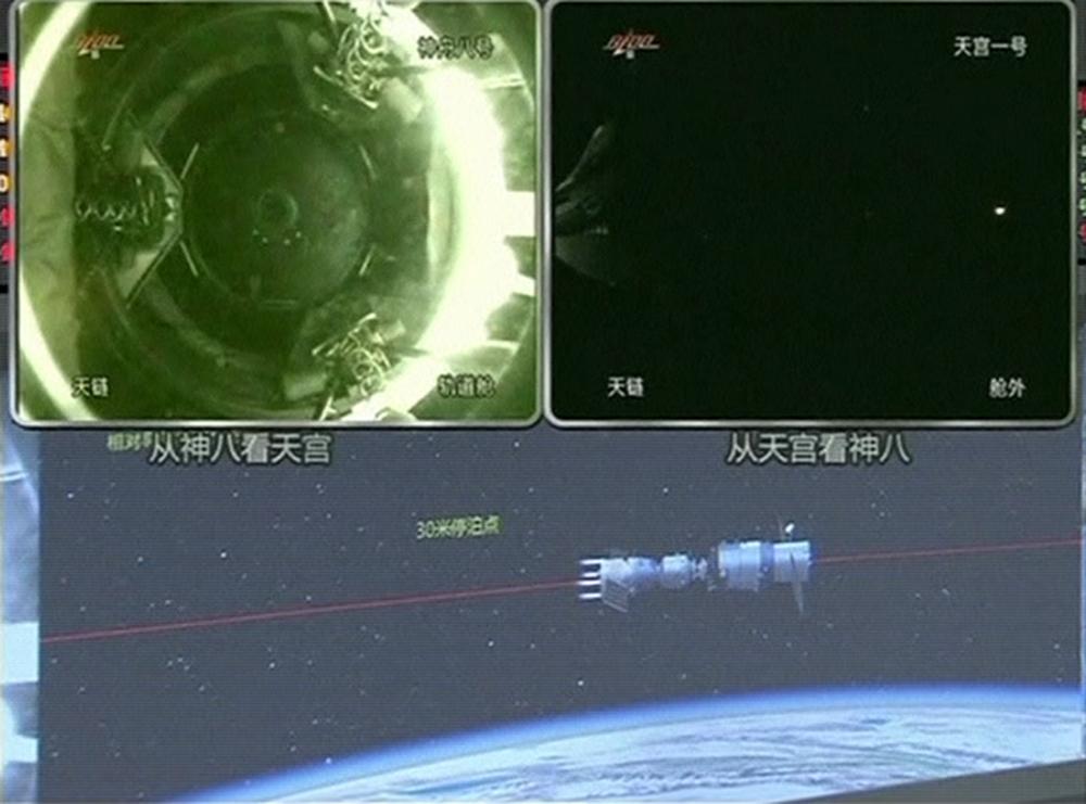 A Tiangong 1 űrállomás (bal felső képen) dokkolása a Shenzhou 8 űrhajóval (jobb felső kép) 2011-ben, ahogy azt a pekingi irányítóközpontból látták 