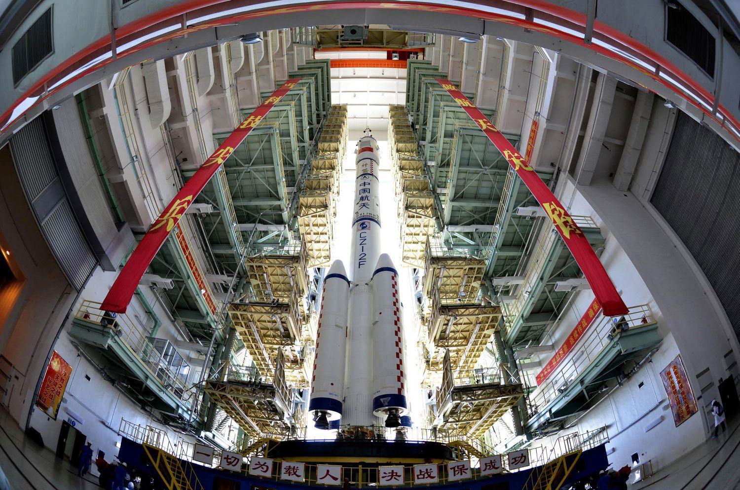 A Shenzhou-9 űrhajó a Hosszú Menetelés hordozórakétán 