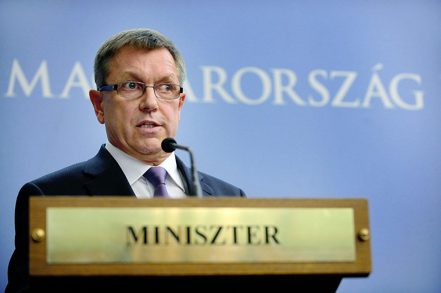 Matolcsy György még miniszterként. Állást adott az NGM-ben és az MNB-ben is a hozzá kötött hölgynek