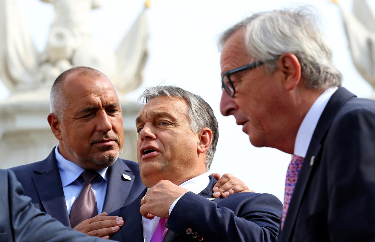Orbán Viktor a bolgár kolléga, Bojko Boriszov és Jean-Claude Juncker között, akit nemrég nihilistának titulált. Ha nem fogja vissza magát, a V4 közötti együttműködés is rámehet a kiszólásaira