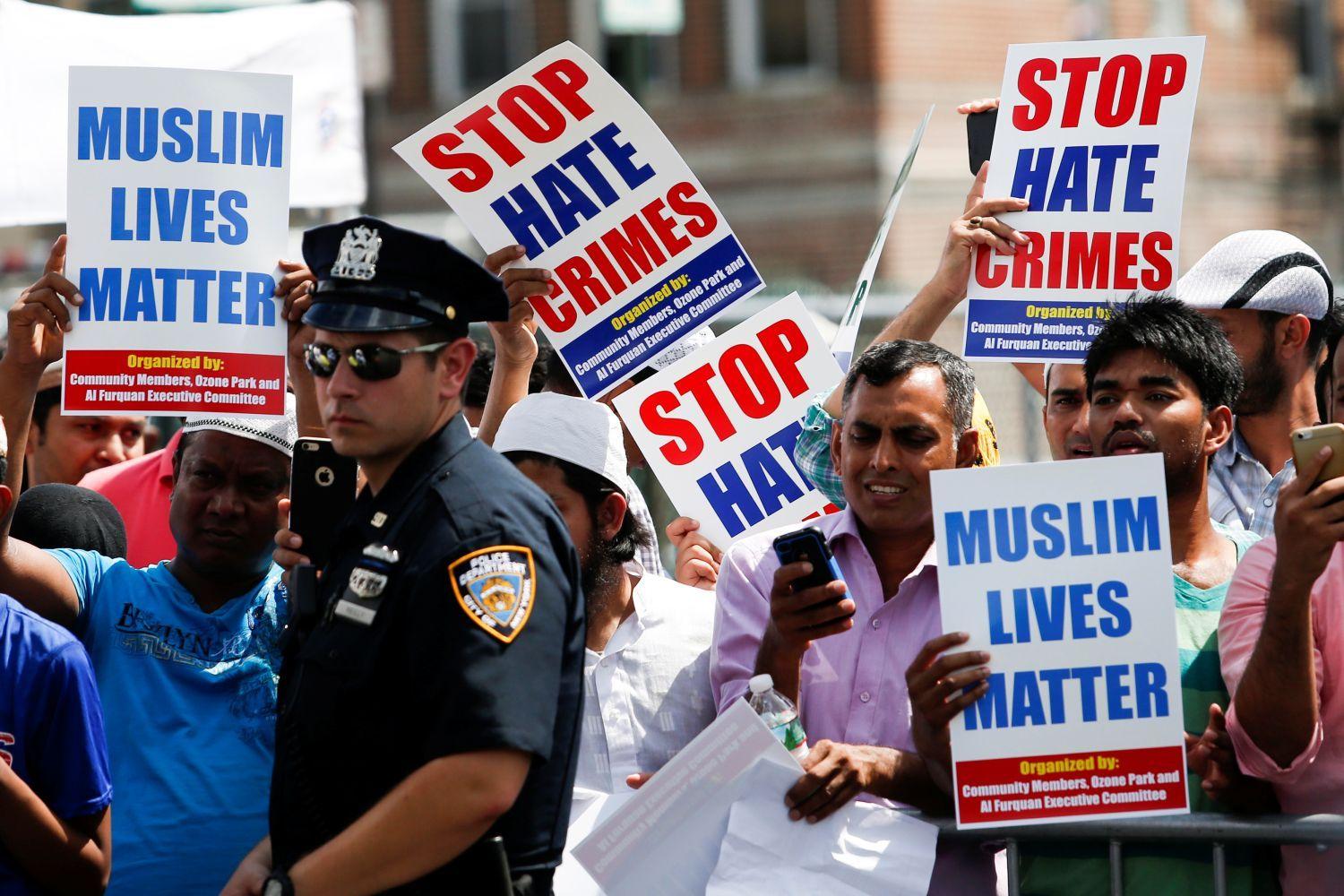 Egyre többen tiltakoznak Amerikában az elharapózodd gyűlöletbűncselekmények ellen