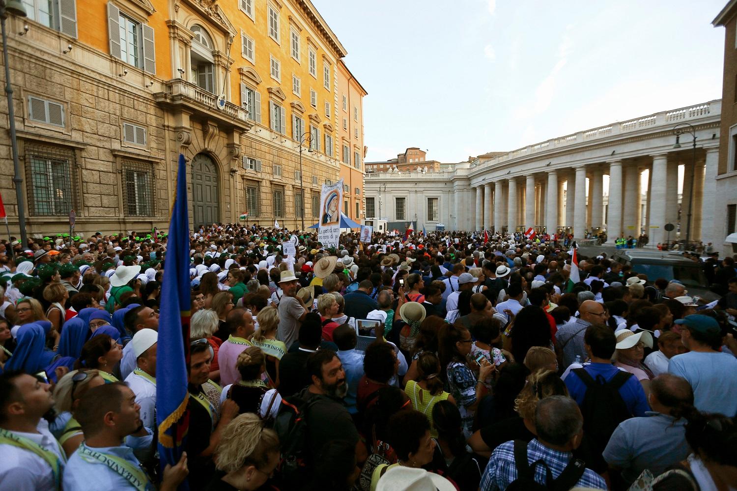 Óriási tömeg a Szent Péter téren és környékén