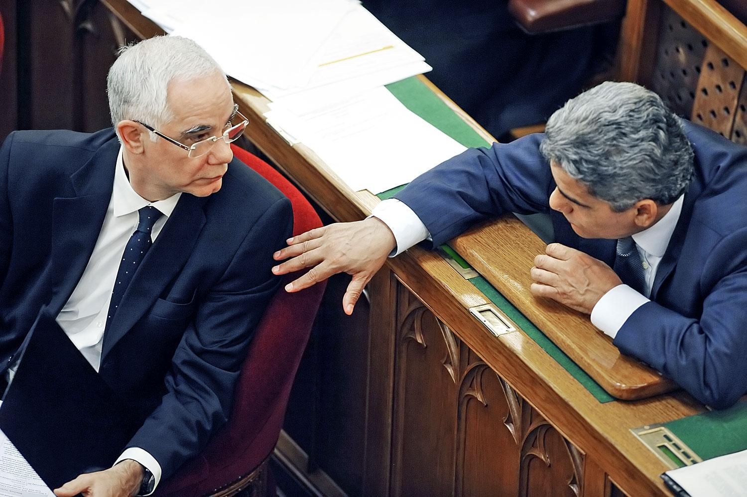 Balog Zoltán és Farkas Flórián a parlamentben. A kezét figyelik 