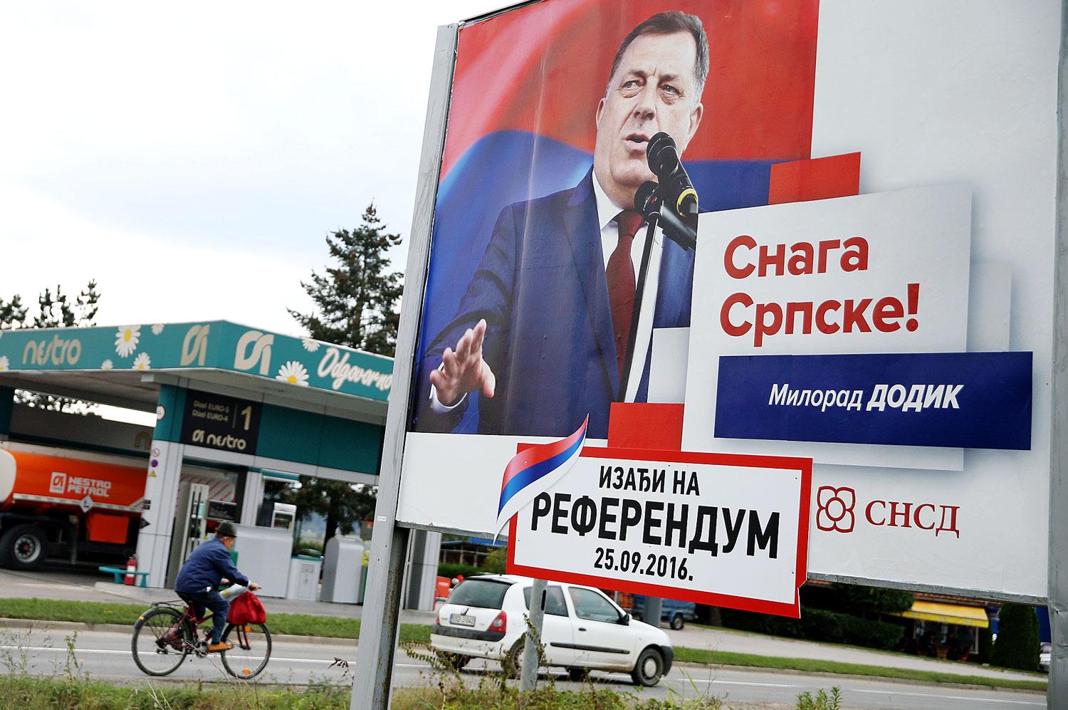 Milorad Dodik a népszavazásra buzdító kampányplakáton