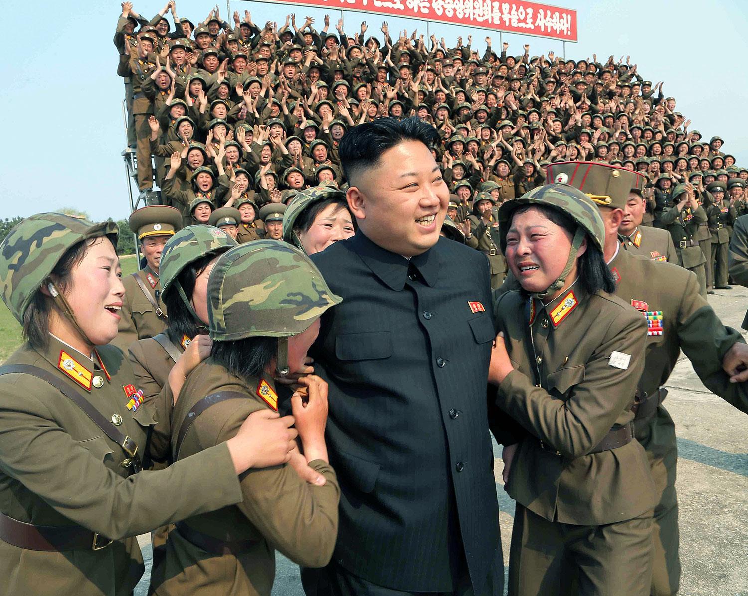Észak-Koreában csak  a felső kaszt mentesülhet a tízéves sorkatonai szolgálat alól. Az aktuális Kim  eksztázisban lévő katonanők gyűrűjében