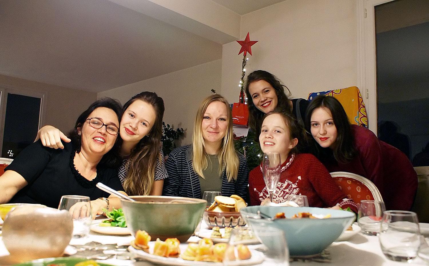 Az Ukrajnából származó Léna 2015 karácsonyán, az őt vendégül látó  párizsi családdal 