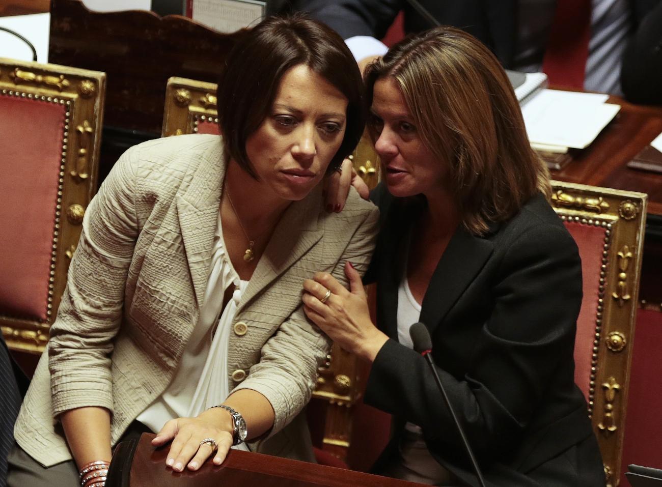Beatrice Lorenzin (balra)Nunzia De Girolamo mezőgazdasági miniszterrel a parlamentben. Rosszul sült el a kampány