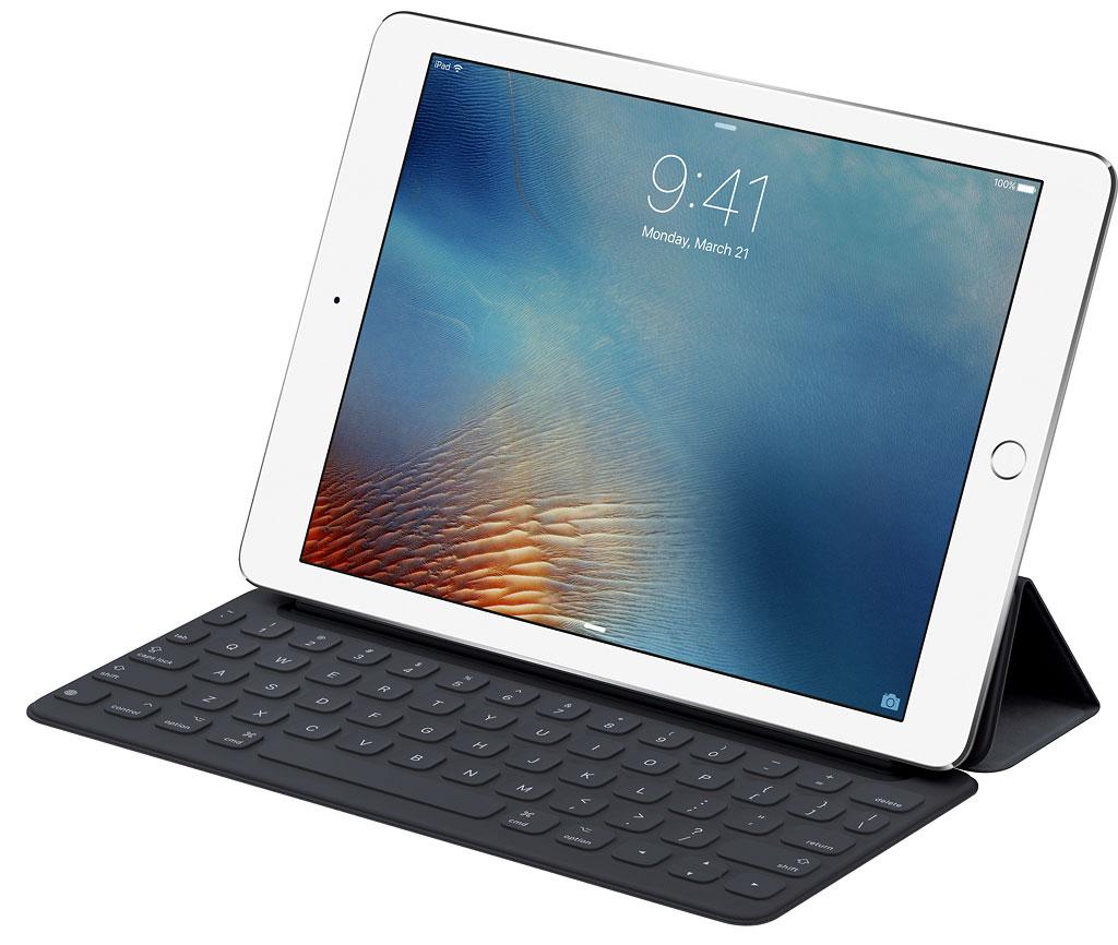 Az iPadhez kapható kiegészítéssel klaviatúrán is pötyöghetünk 