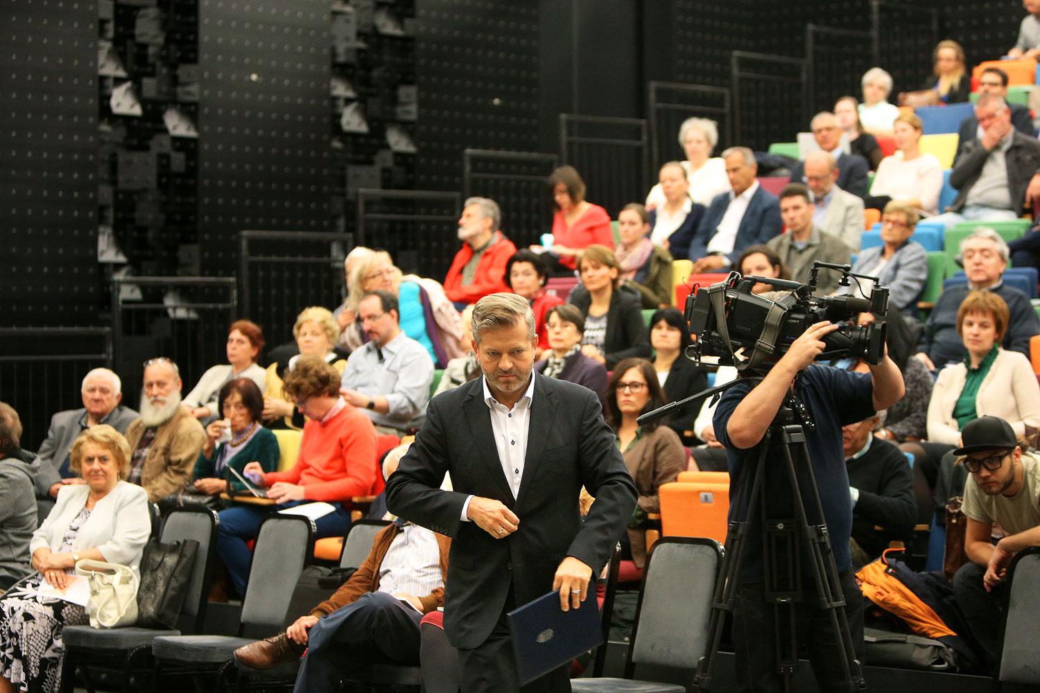 Doncsev András NKA-alelnök a folyóiratokat képviselő közönség soraiból indul az előadói emelvény felé 