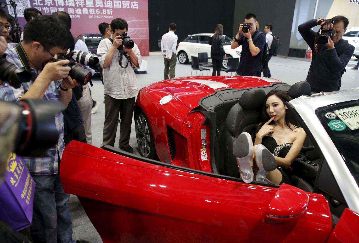 Régi reklámfogások, új autók a pekingi expón