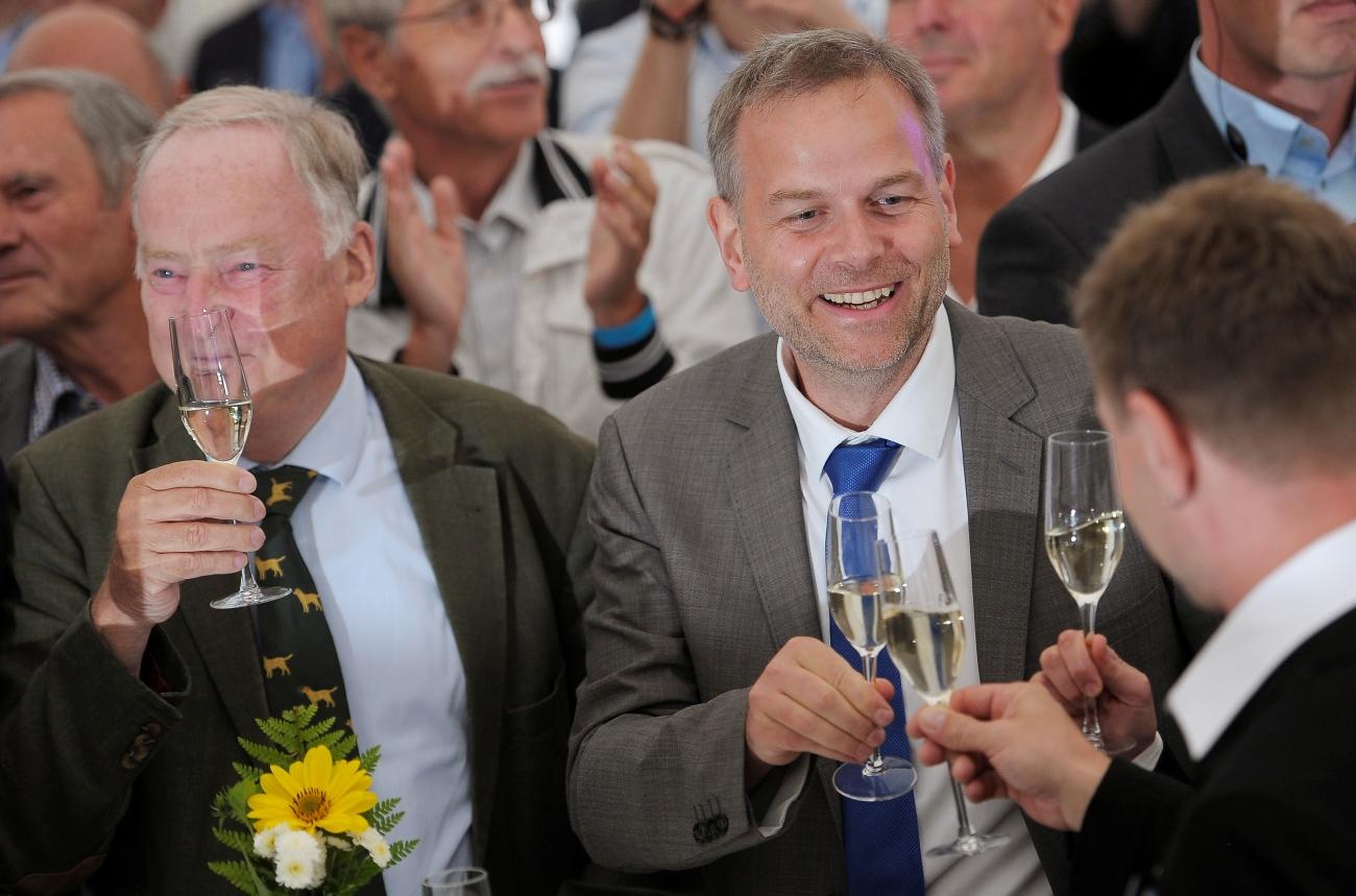 Van mire koccintani. Leif-Erik Holm AfD-vezér (jobbra) pártja sikerét ünnepli Schwerinben