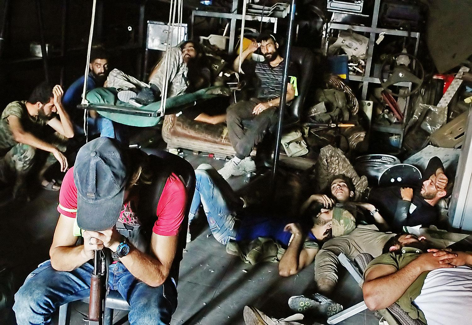 Az ellenzéki Szabad Szíriai Hadsereg tagjai pihennek a harcok szünetében 
