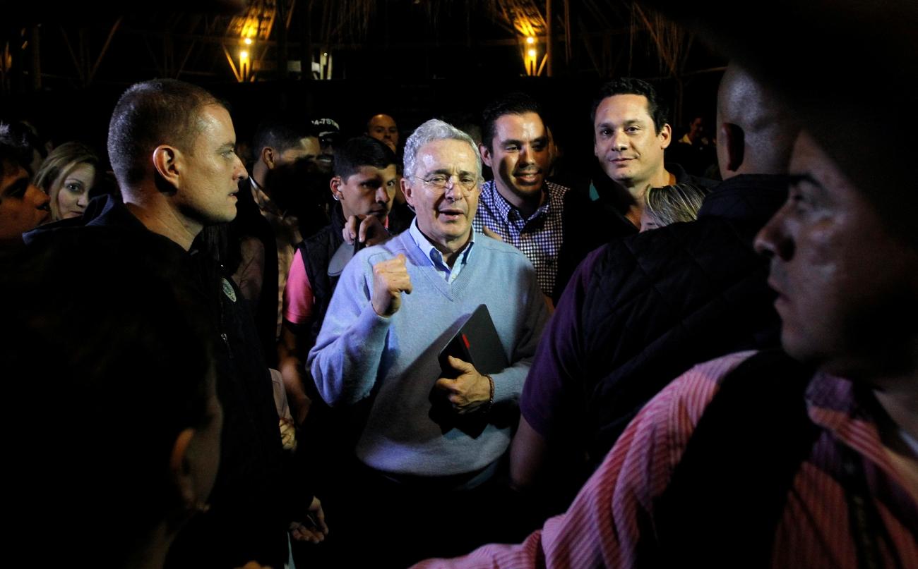 Az ellenzők Uribével (középen) az élen kifogásolják, hogy a gerillák megússzák a felelősségre vonást