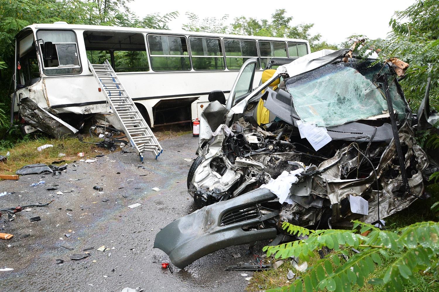 A két jármű balesetében a munkásokat szállító kisbuszban ülők közül két felnőtt a helyszínen meghalt.