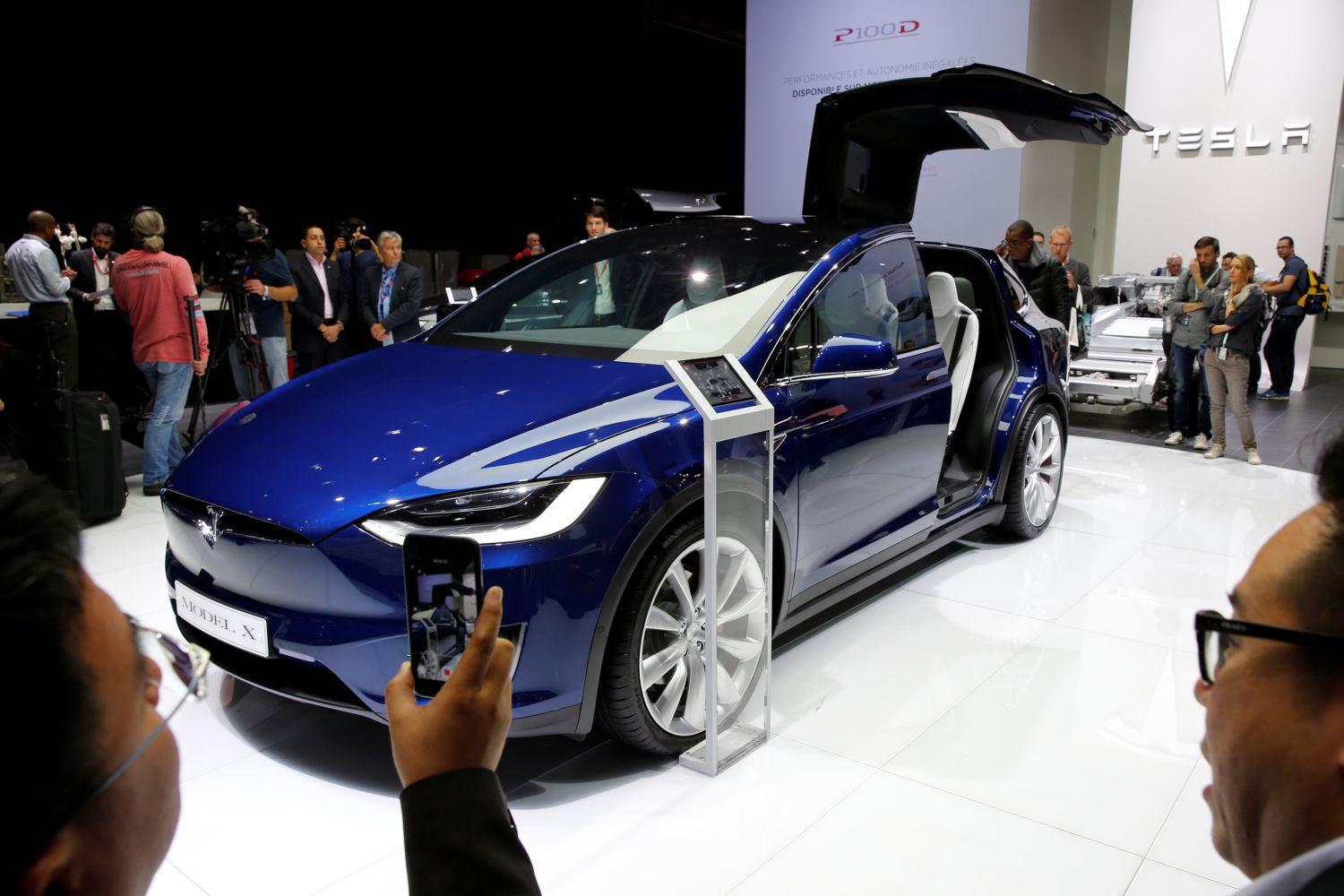 A Tesla Model X a párizsi autókiállításon