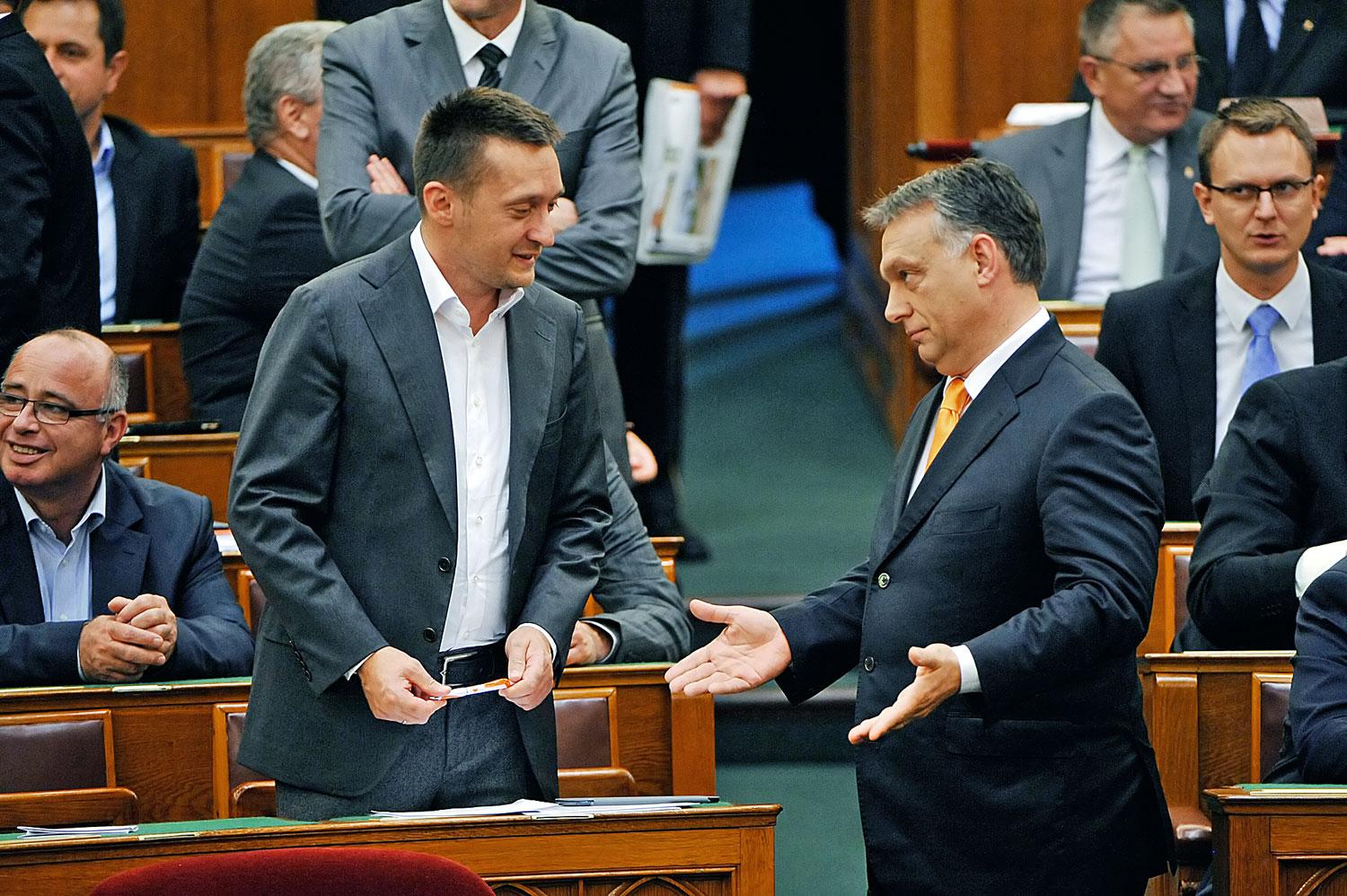Orbán minden botrányt megbocsát, amíg Rogán ilyen szépen szolgál