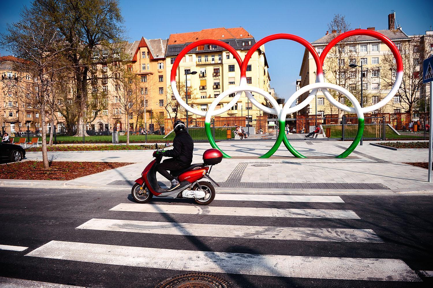 Olimpiai park Budapesten: ötkarikás hullahopp