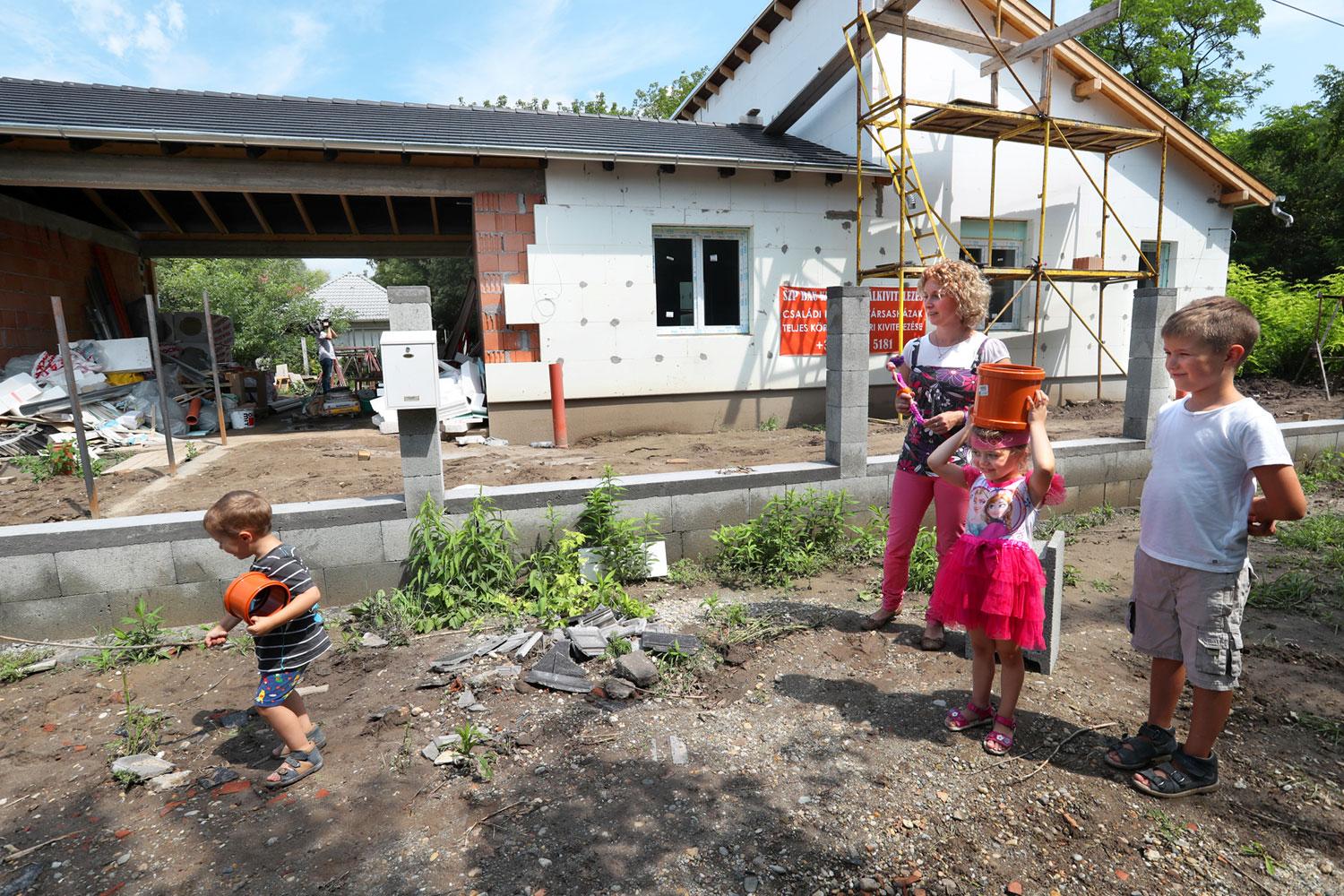 Háromgyermekes család építkezik Nagytarcsán. A csokkal sokkal könnyebb 