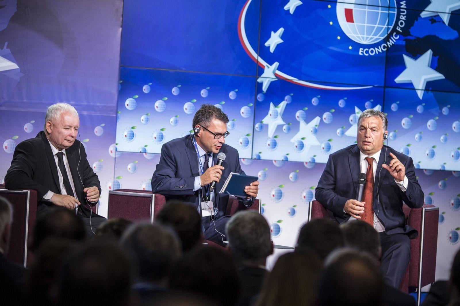 Jaroslaw Kaczynski és Orbán Viktor miniszterelnök a 26. krynicai gazdasági fórum keretében rendezett panelbeszélgetésen 