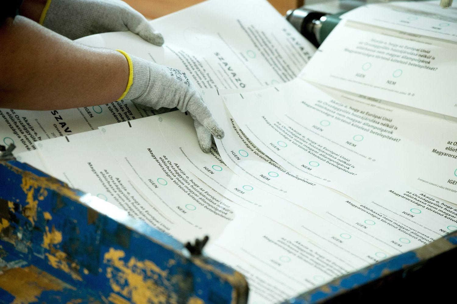 Az október 2-ai országos népszavazás szavazólapjait nyomtatják az ÁNY Biztonsági Nyomda Nyrt. fővárosi nyomdájában 