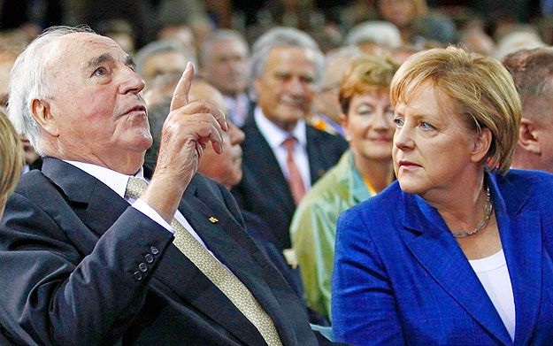 Helmut Kohl és Angela Merkel a német egység húszéves évfordulóján. Szikla, akiben bízni lehet