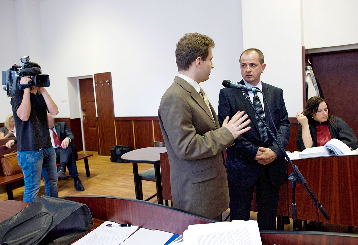 A tanúként beidézett Budai Gyula elszámoltatási kormánybiztos (j2) és Tátrai Miklós másodrendű vádlott