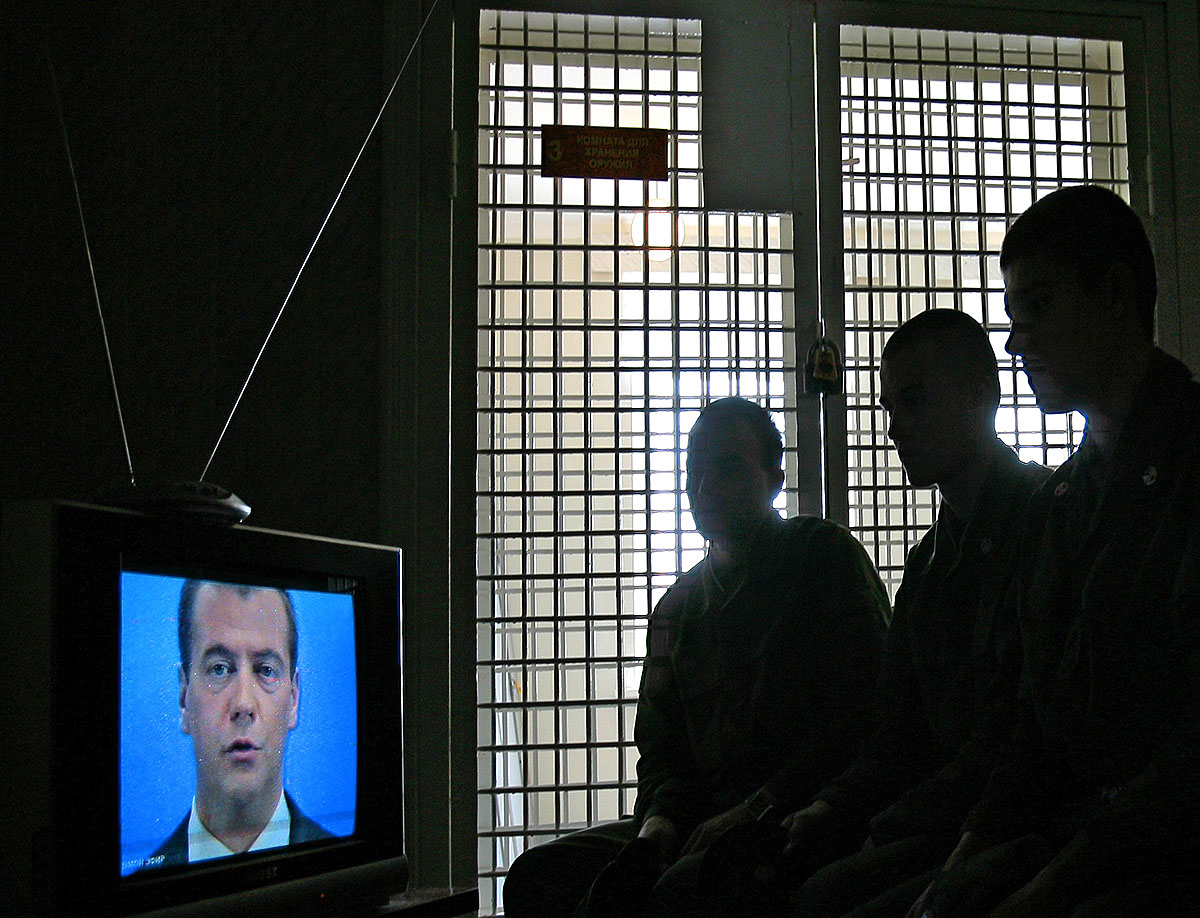 Dmitrij Medvegyev sajtótájékoztatóját nézik orosz börtönőrök