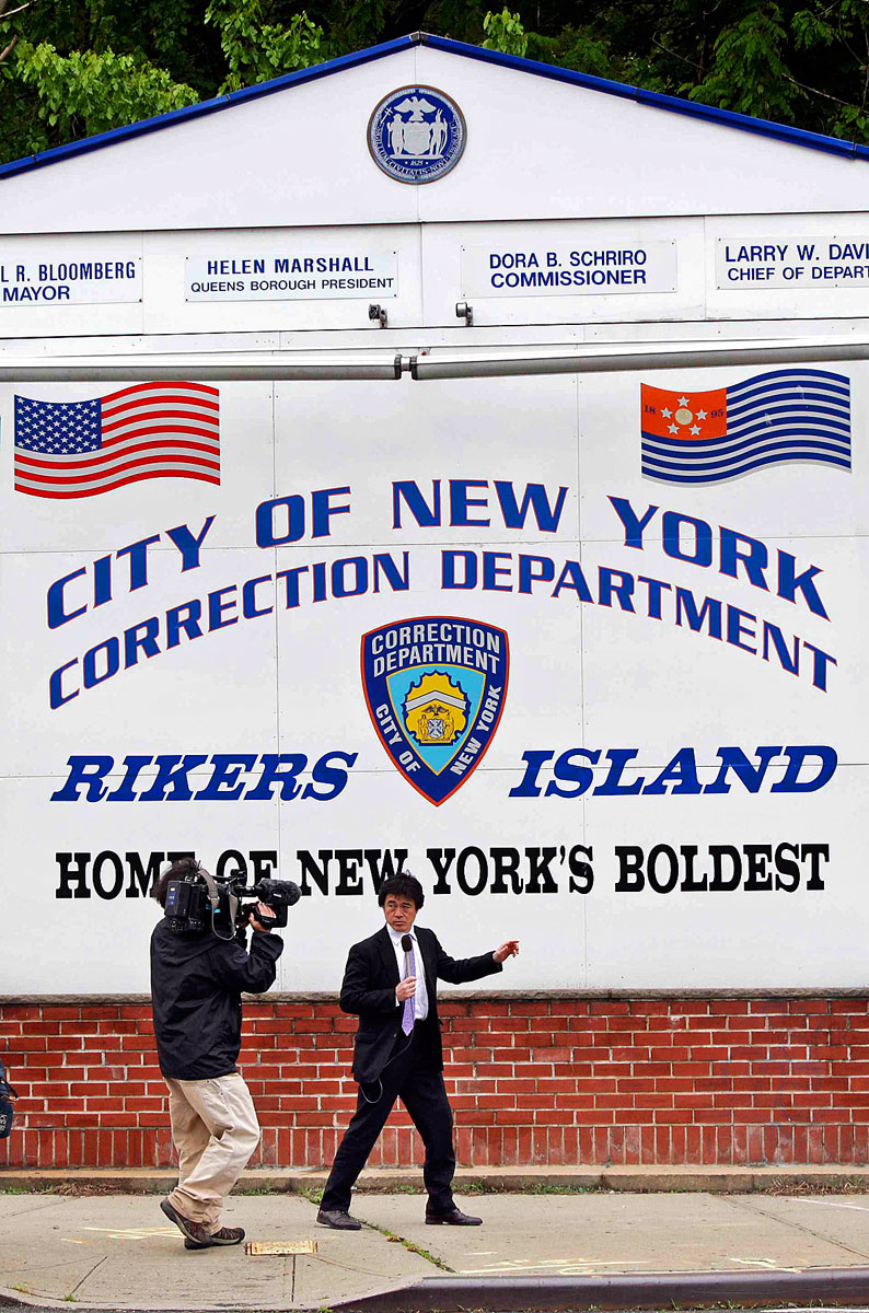 Újságírók a Rikers Island-i börtön előtt, ahol az IMF-vezért fogva tartják
