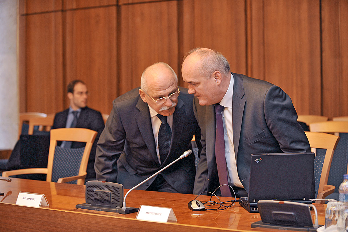 Fodor Lajos és Hende Csaba egy parlamenti bizottsági ülésen
