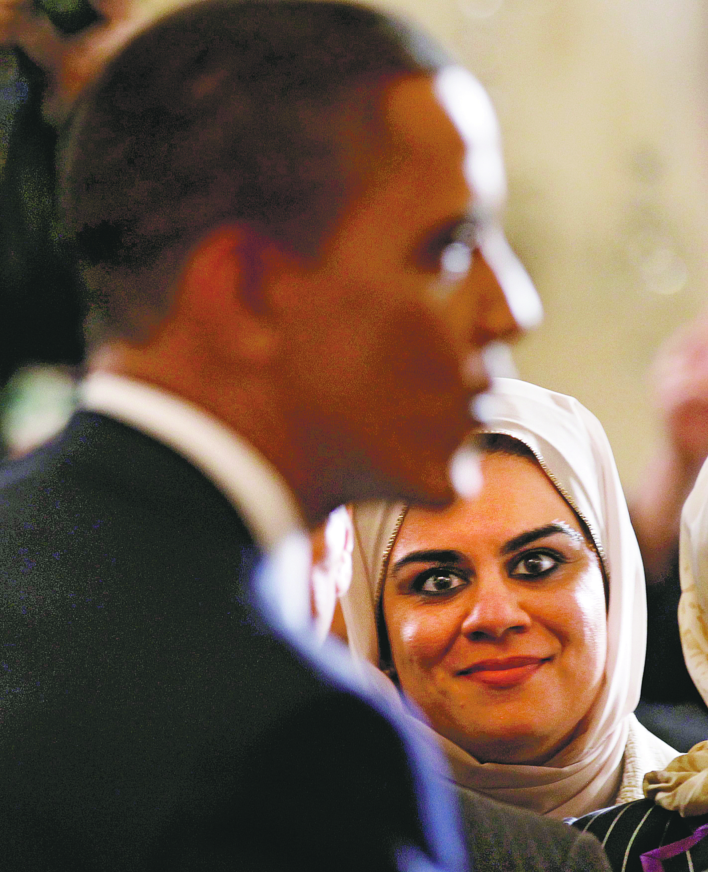 Egy hölgy nézi Obama elnököt a washingtoni beszéd után