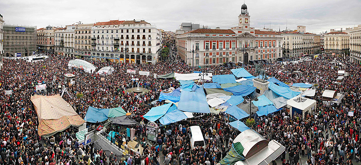 Tüntetők lepik el a Puerta del Sol teret Madridban, a helyhatósági választások küszöbén. Borús kilátások