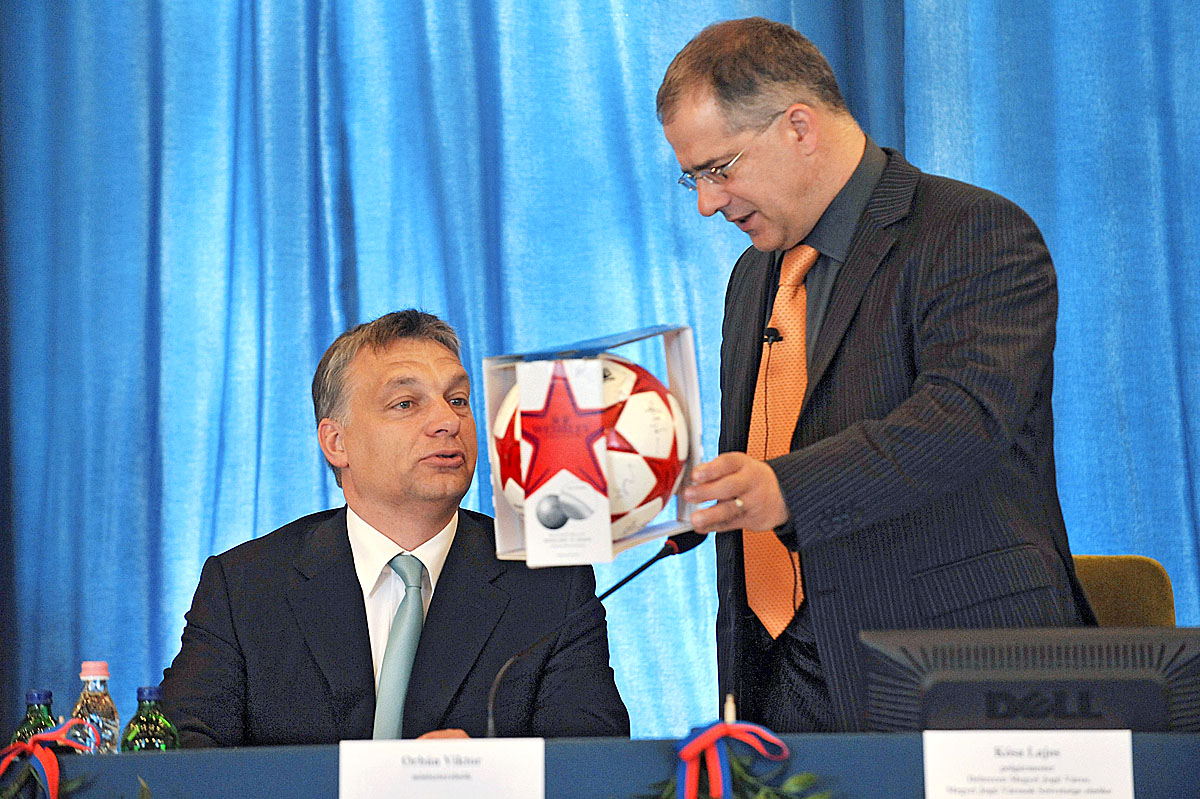 Kósa Lajos, Debrecen polgármestere, a Fidesz alelnöke egy futball-labdát ajándékoz Orbán Viktor miniszterelnöknek a Megyei Jogú Városok Szövetségének közgyűlésén, Székesfehérváron