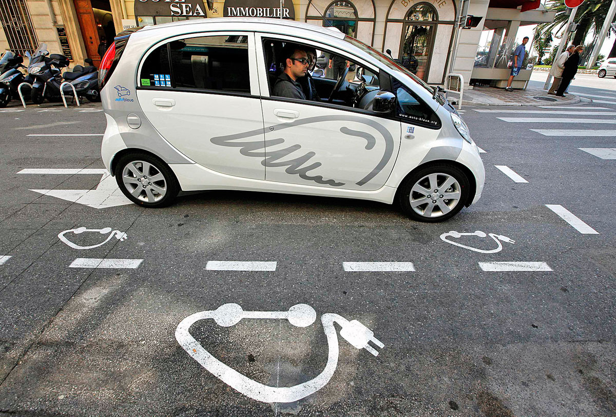 A franciáknál Nizzában lehet első ízben elektromos autót bérelni hetven erre létesített állomáson