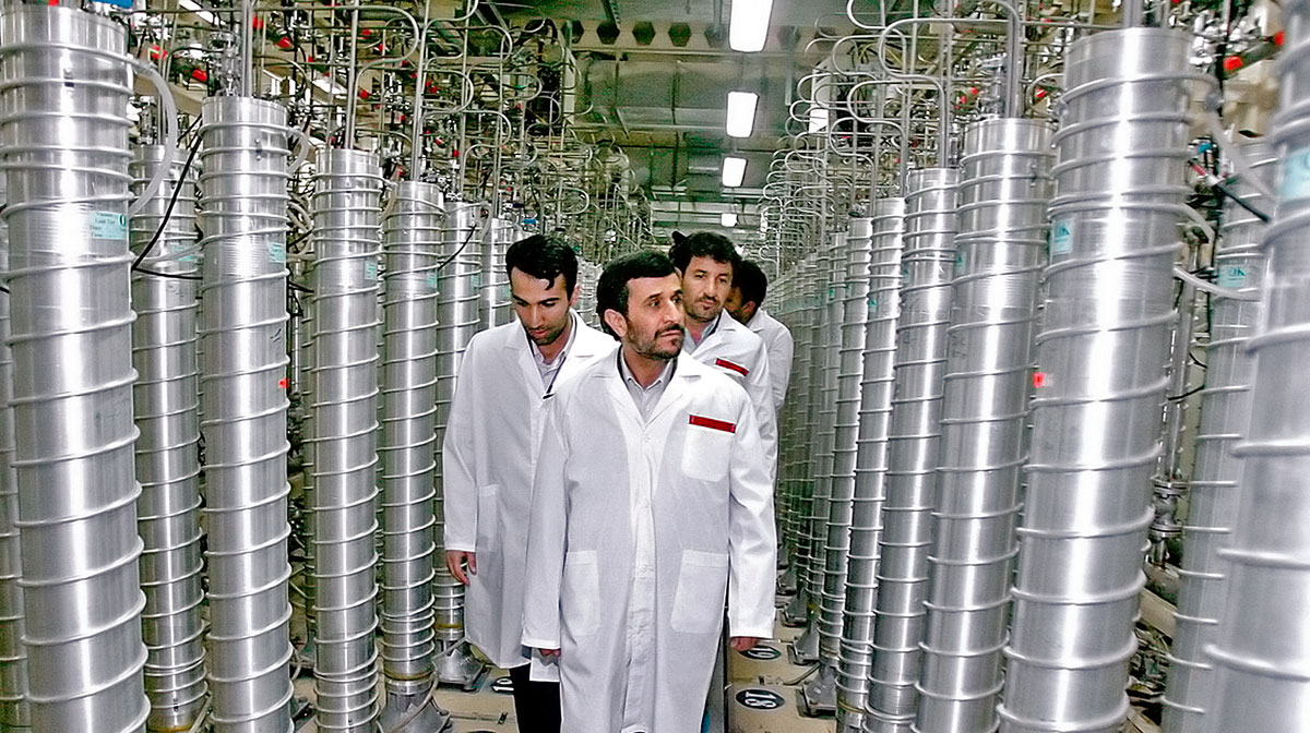 Ahmadinezsád elnök egy olajfinomítóban 2008-ban