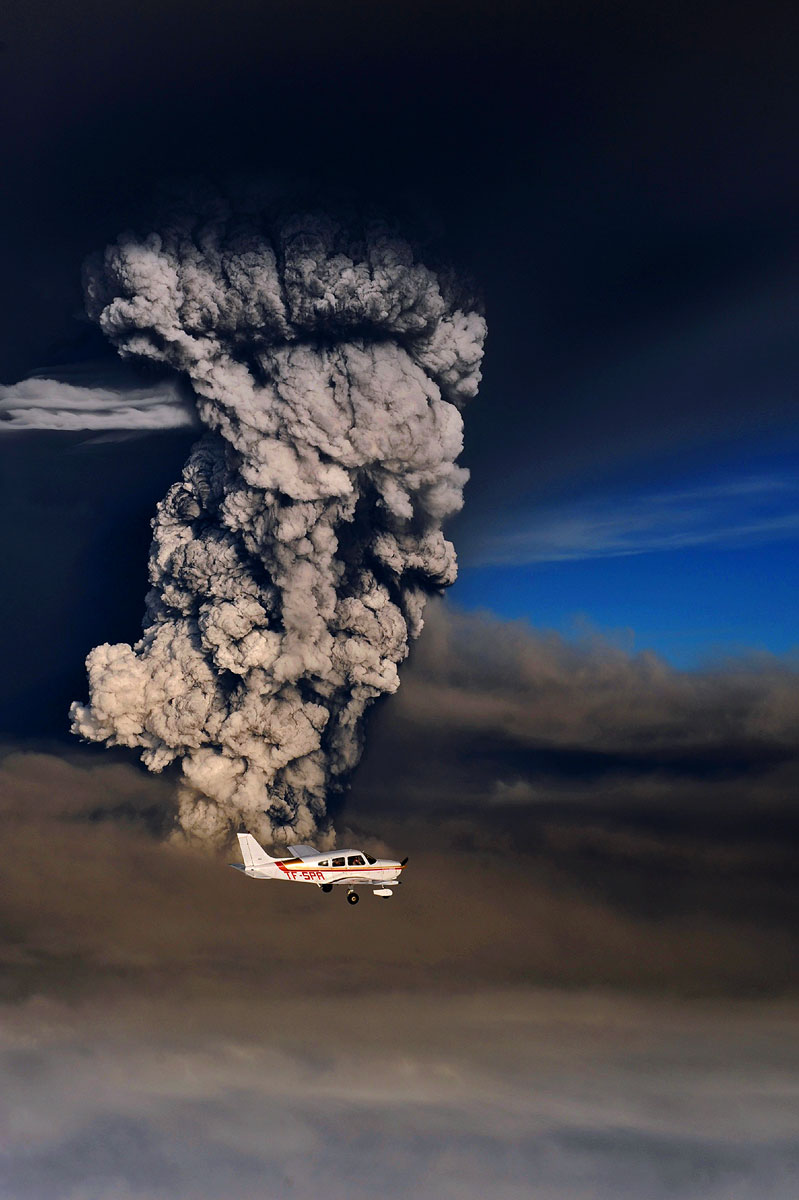A plane flies past smoke plume from the eruption of the Grimsvotn volcano, under the Vatnajokull glacier in southeast Iceland May 21, 2011. Airlines began cancelling flights to Britain late on Monday because of an ash cloud from an Icelandic volcano 