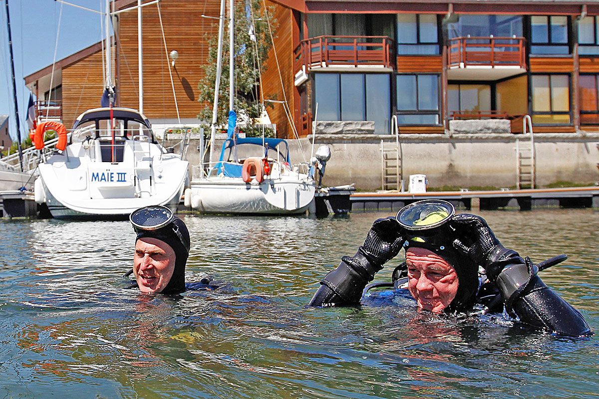 French police divers inspect Deauville's harbour on the eve of the G8 summit in northern France May 25, 2011. Police today sealed off the area around the venue where the leaders of the G8 countries are due to meet in Deauville on May 26-27. REUTERS/S