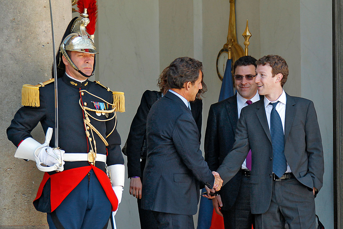 MArk Zuckerberg (jobbra) hajlandó volt öltönyt venni Nicolas Sarkozy kedvéért, de a keze azért a zsebében maradt