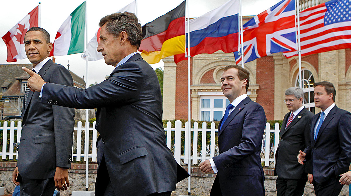 Barack Obama amerikai, Nicolas Sarkozy francia és Dmitrij Medvegyev Medvedev orosz elnök, Stephen Harper kanadai és David Cameron brit kormányfő útban az ebéd felé