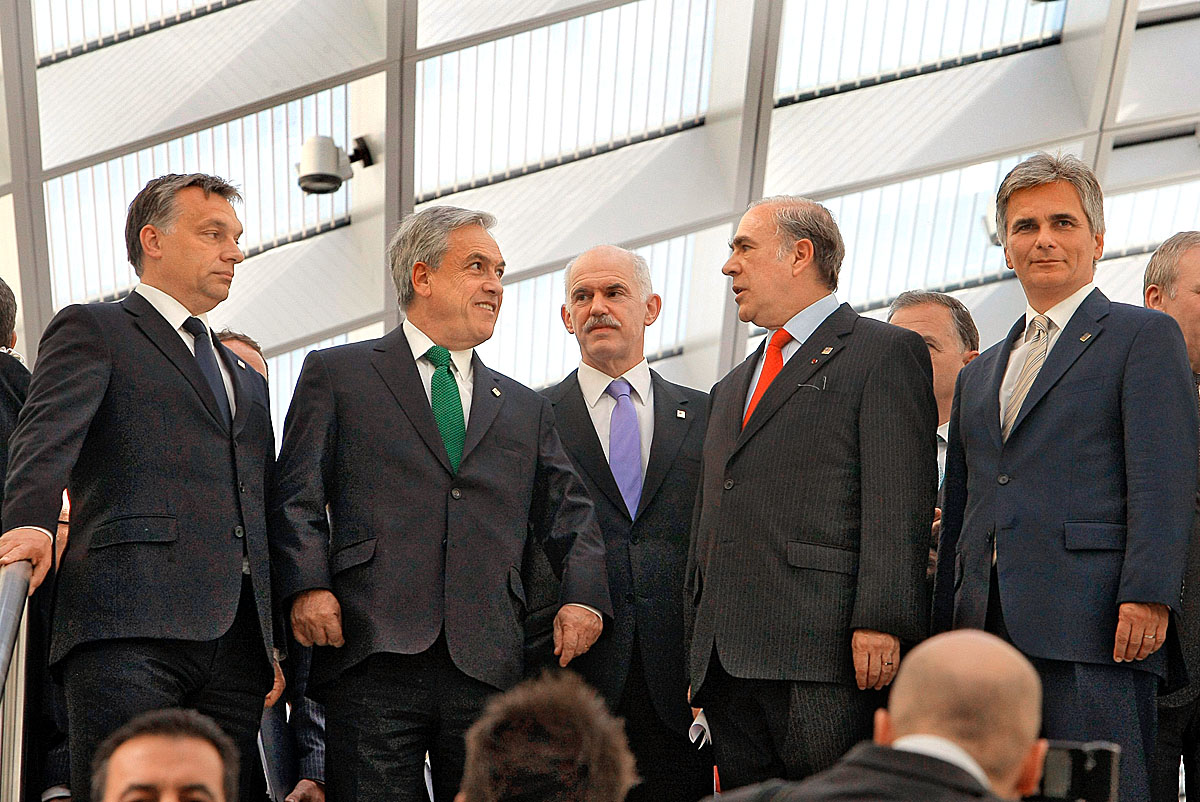 Orbán Viktor Sebastian Pinera chilei elnök, Jeórjiosz Papandreu görög miniszterelnök, Angel Gurria, az OECD főtitkára és Werner Faymann osztrák kancellár társaságában Párizsban