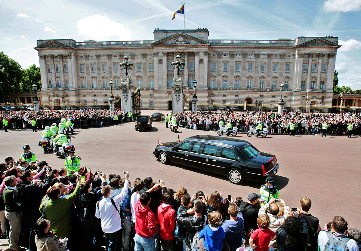 Obama limuzinja a  Buckingham Palota előtt