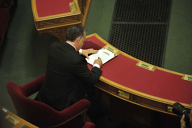 Orbán Viktor alá is írja az eskü szövegét - immár a miniszterelnöknek fenntartott bársonyszékben