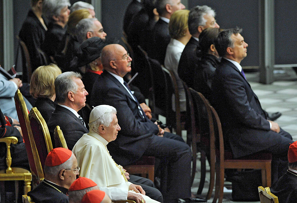 Schmitt Pál és felesége XVI. Benedek oldalán hallgatja a Liszt-koncertet. A fenti sorokban a fél kormány (Orbán Viktor, Martonyi János, Semjén Zsolt, Balog Zoltán) házastársi kíséretben