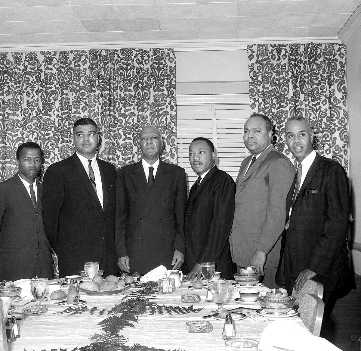 Philip Randolph (balról a harmadik) és Martin Luther King (a negyedik) polgárjogi vezetők között 1963-ban