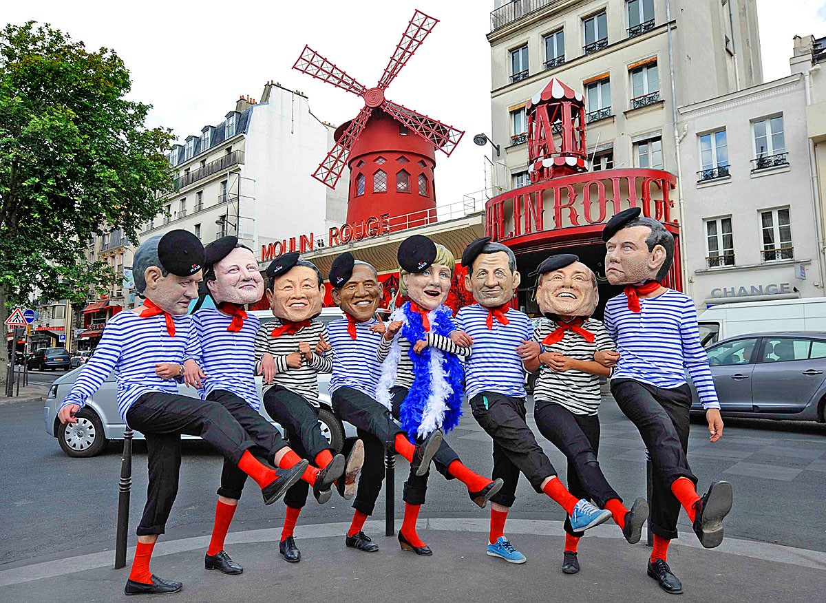 A nemzetközi civil szervezet, az Oxfam aktivistái gúnyolják a G8-ak vezetőit Párizsban, a Moulin Rouge épülete előtt