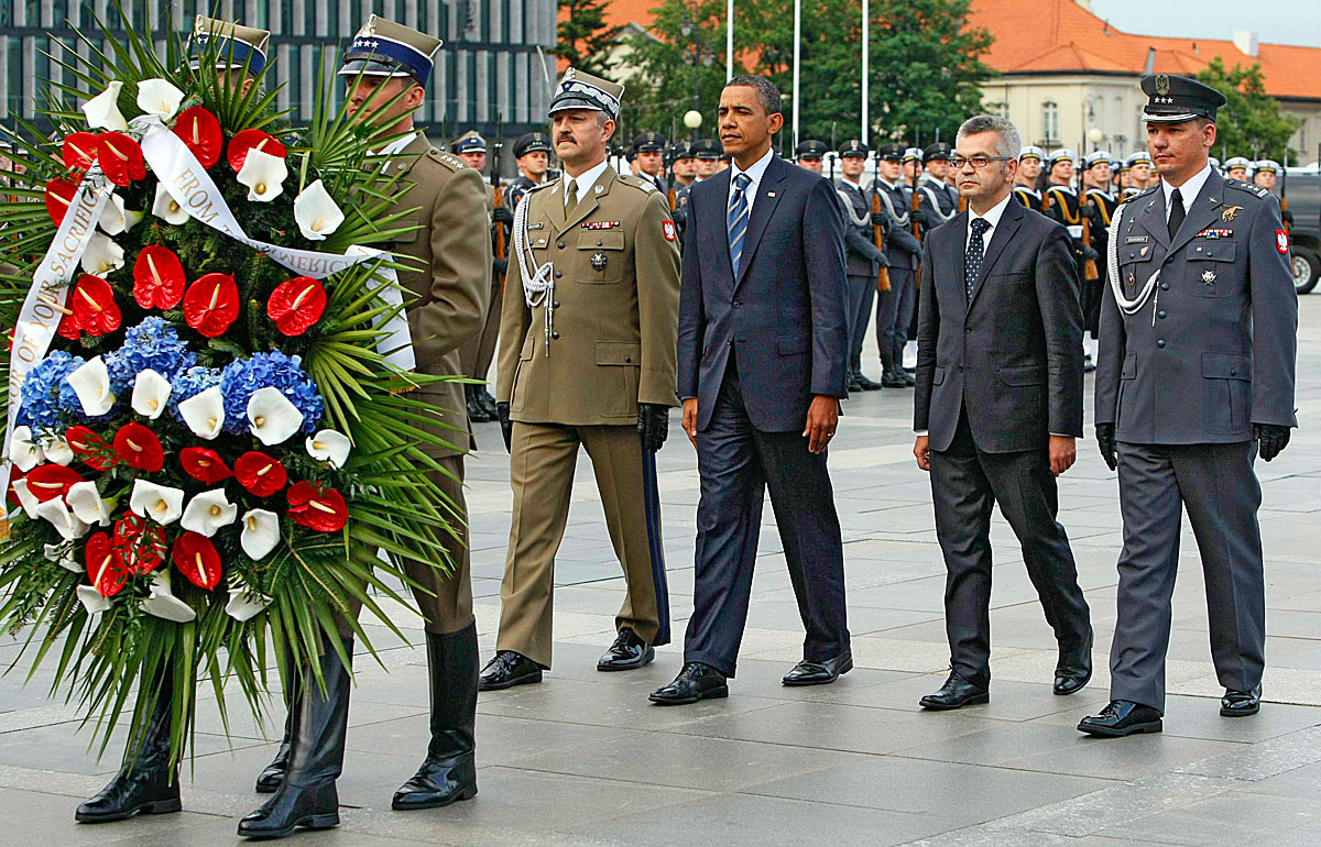 Obama az ismeretlen katona sírja előtt tiszteleg Varsó belvárosában