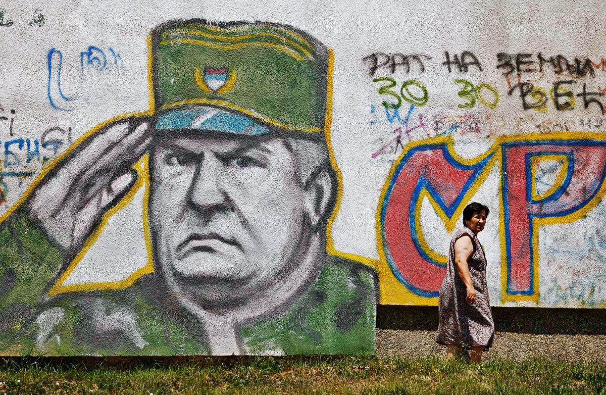 Mladics-graffitti Belgrádban. A tábornok nem akar több vérontást