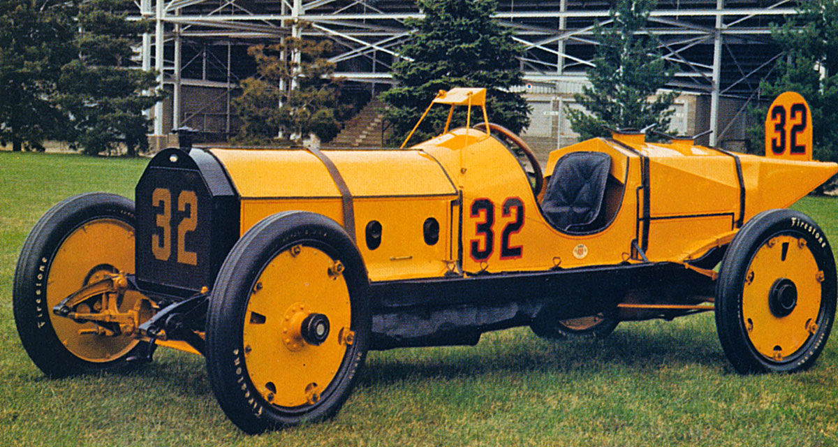 Az első győztes, az 1911-es Marmon Wasp, melyre pilótája Ray Harroun elsőként szerelt autó-visszapillantó tükröt