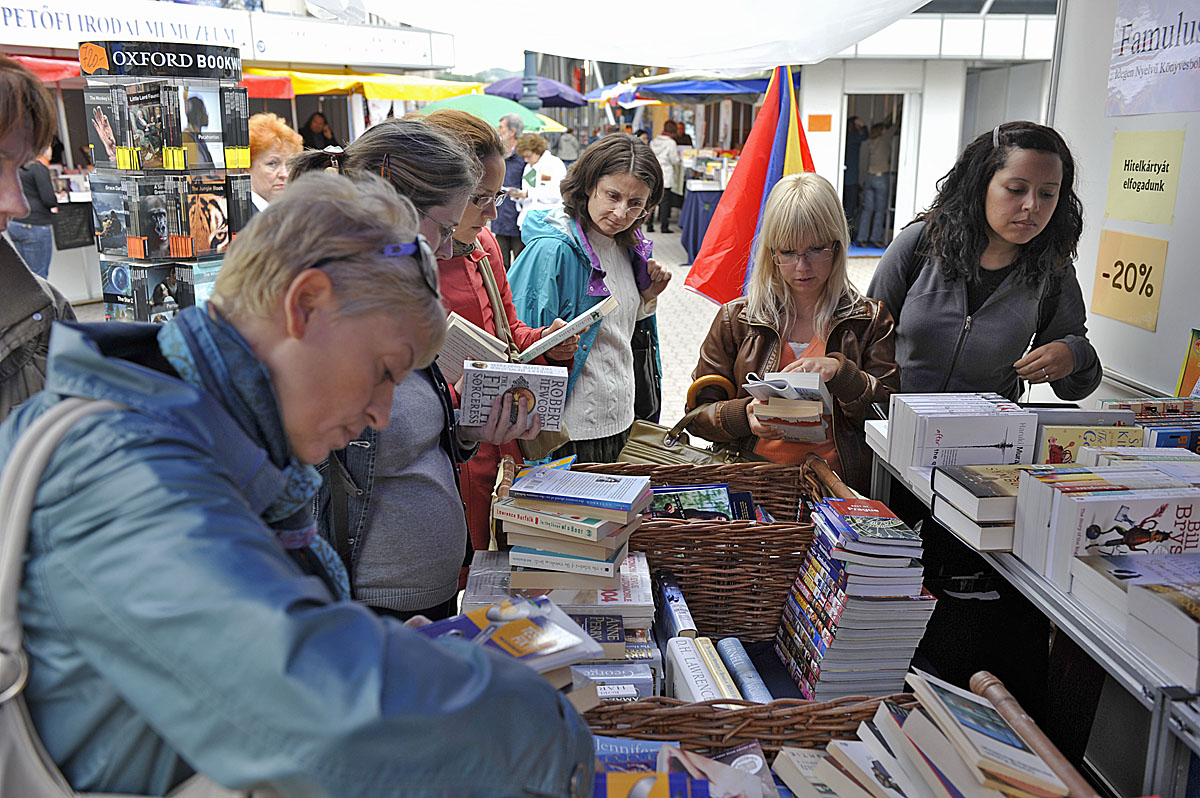 Idén 375 új kötettel rukkolnak elő a kiadók a Vörösmarty téri könyvünnepen