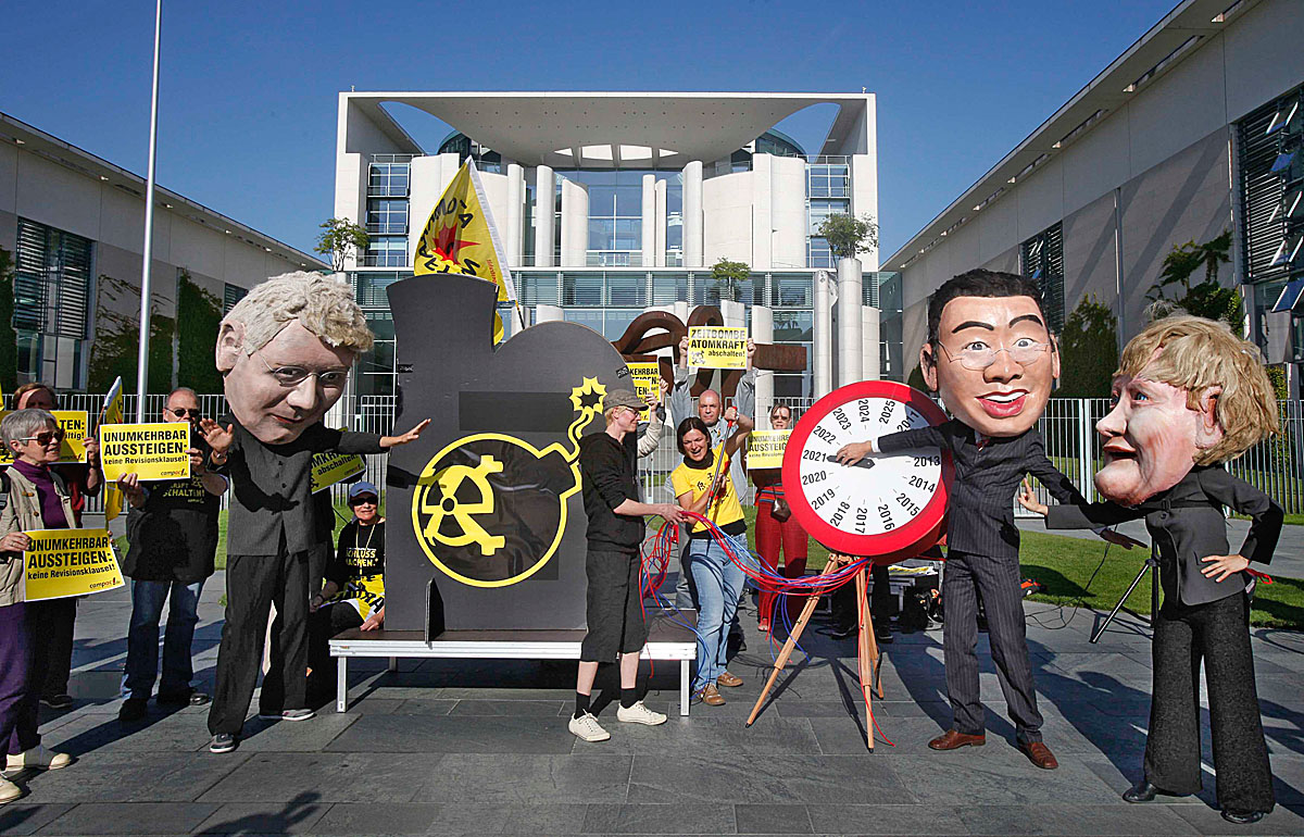 Atomenergia-ellenes aktivisták politikusálarcokban Berlinben