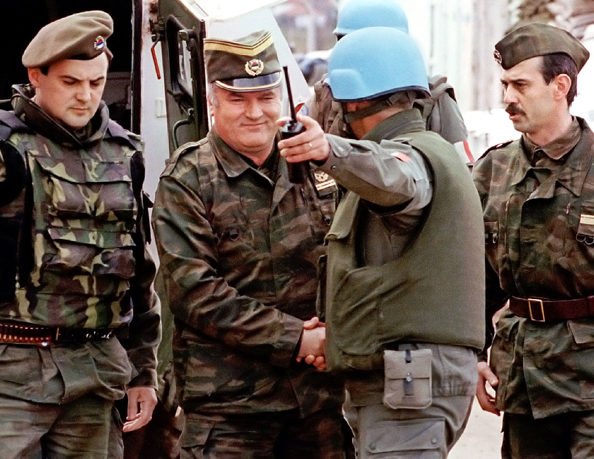 Mladics a háború alatt egy francia ENSZ-katona társaságában